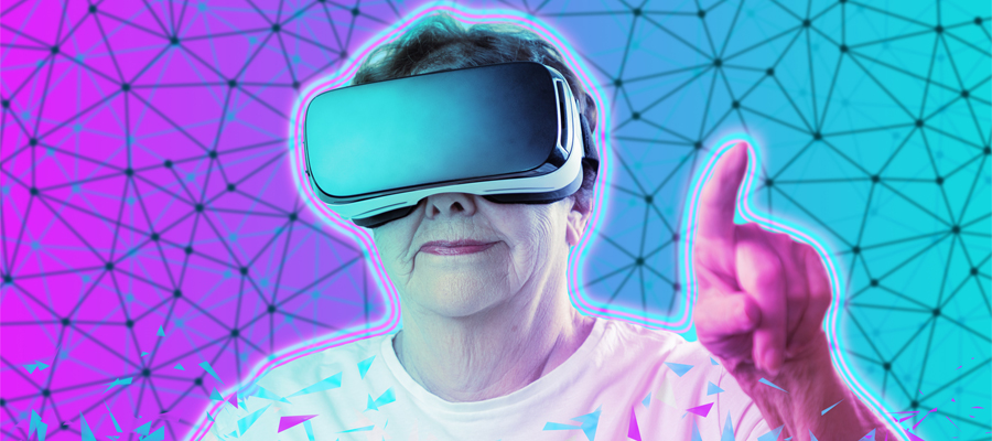 Leende äldre person i VR-glasögon.